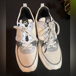 MK BALLARD TRAINER IN OPTIC WHITE. IN VERY GOOD CONDITION